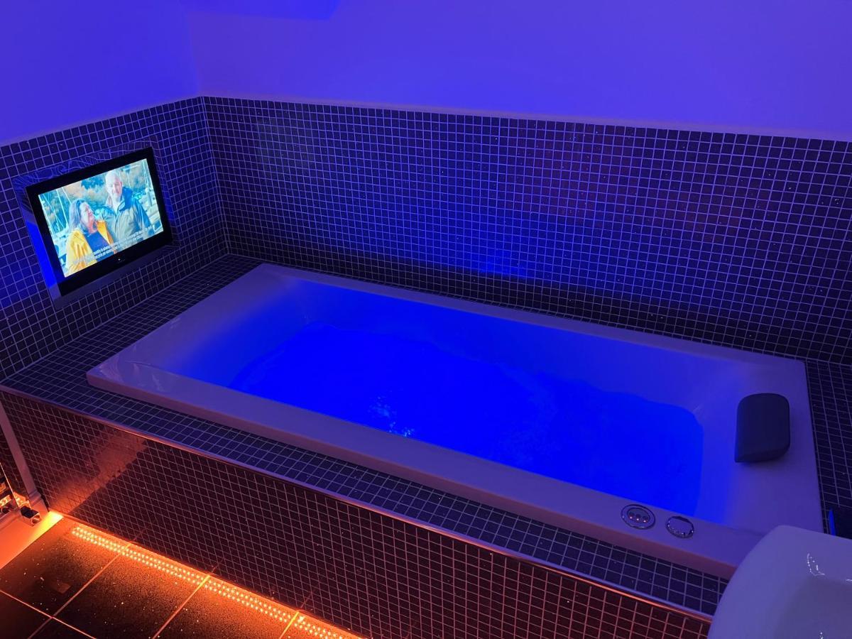 Luxurious 4 Bedroom Home In The Heart Of The Cotswolds With Hot Tub! Stow-on-the-Wold Esterno foto