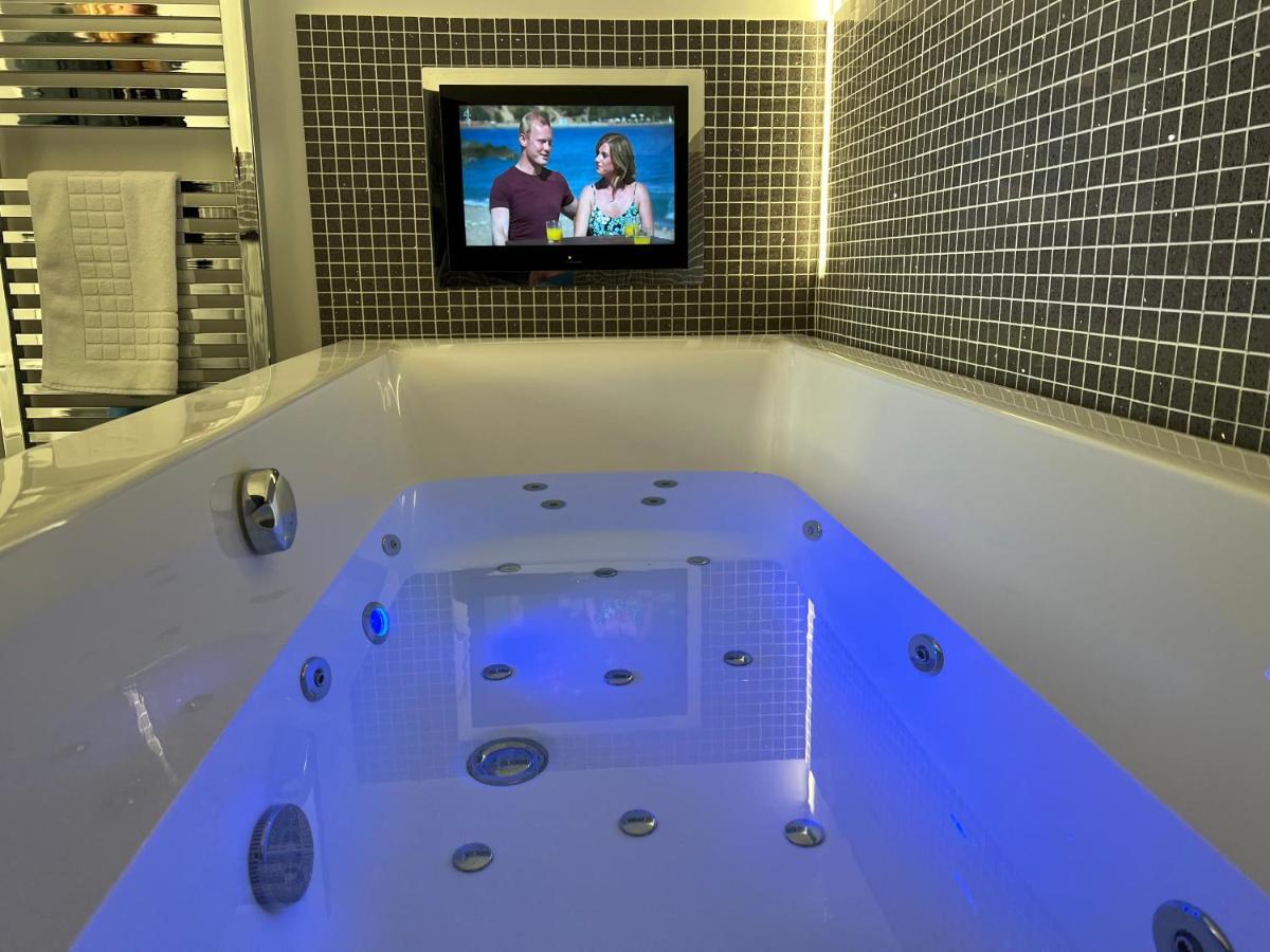 Luxurious 4 Bedroom Home In The Heart Of The Cotswolds With Hot Tub! Stow-on-the-Wold Esterno foto