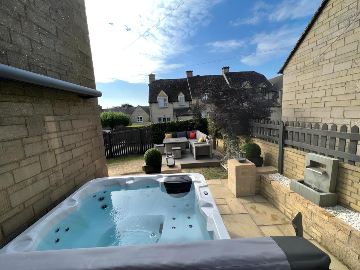 Luxurious 4 Bedroom Home In The Heart Of The Cotswolds With Hot Tub! Stow-on-the-Wold Esterno foto